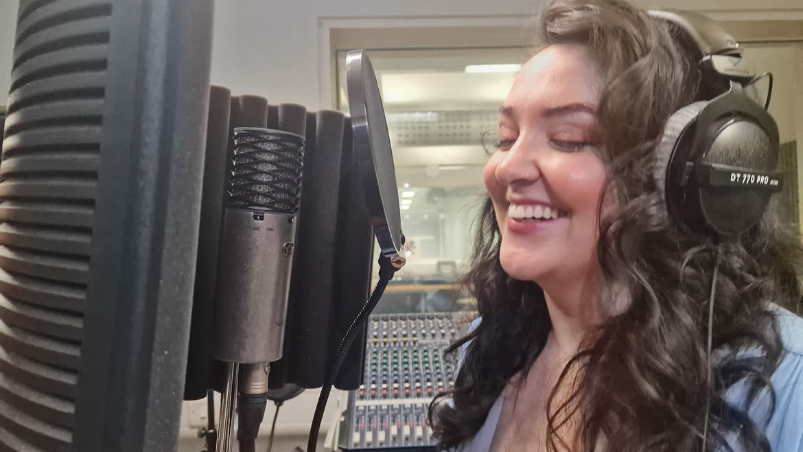 American Idol superstar Casey McQuillen visits the Phoenix Centre and performs her “You Matter” tour to Southway Primary School and The Regis School