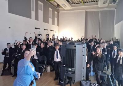 008American Idol superstar Casey McQuillen visits the Phoenix Centre American Idol superstar Casey McQuillen visits the Phoenix Centre